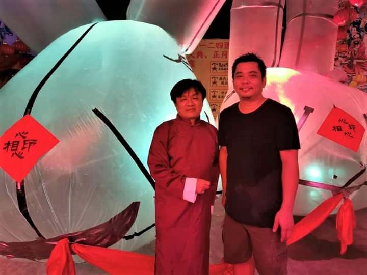 东甲社区艺术组织筹委会主席刘道盛（左）与玉兔制作者丘伟荣合照。