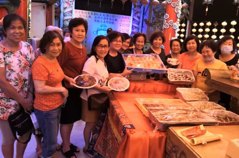 茧云宫女义工团为中秋活动制作精美可口的糕点。
