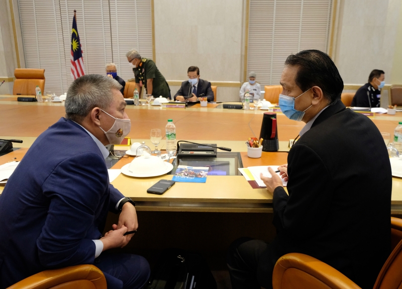 卫生部长拿督斯里阿汉峇峇（左）在国安会冠病特别会议开始前，与卫生总监丹斯里诺希山交谈。