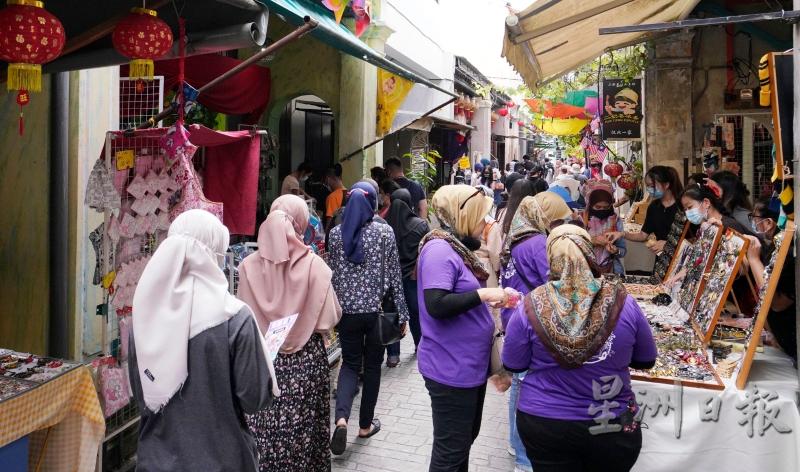 周末上午的旧街场二奶巷陆续有游客到来，以马来友族居多。