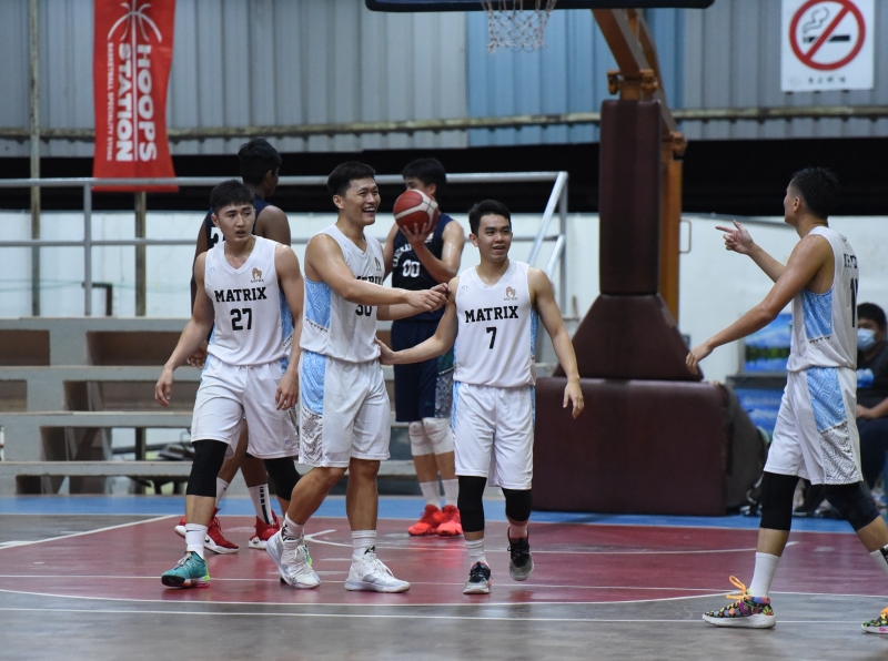 金群利凭藉内外线铁三角组合陈俊宏(左一)、陈智鑫(左二)及黄亿豪(右一)联手砍下67分27篮板，成功在森美兰篮球联赛总决赛的首战告捷。
