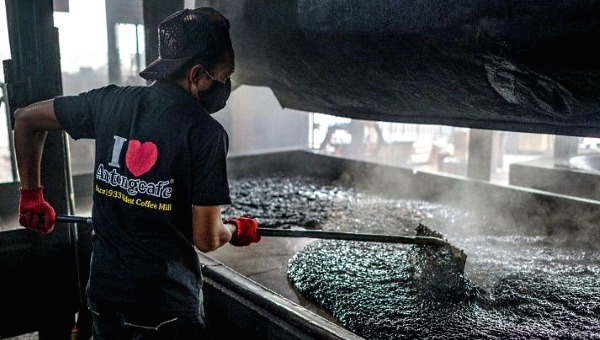 Mill workers use wood gathered from construction projects and abandoned houses to roast the beans, giving it a distinct, smoky flavor. AFP