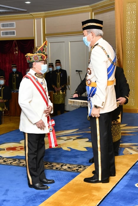 朱哈（右）頒賜擁有拿督斯里邦裡瑪稱號的神山勳章（SPDK）予傑菲裡。