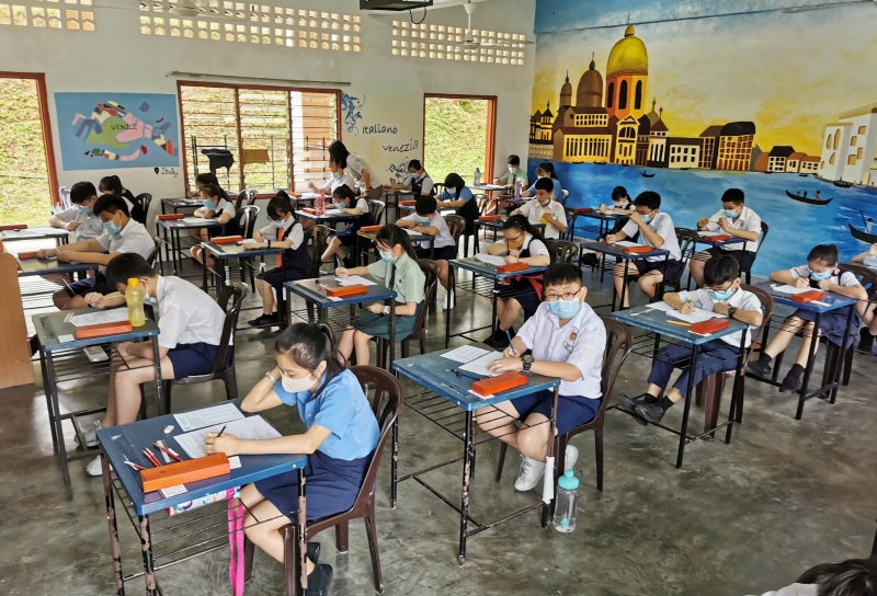 华仁中学初一新生入学试共有488人报考，校方严格执行标准作业程序，考场座位之间都保持至少1公尺的距离。