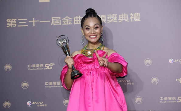 入围8项大奖，堪称本届金曲入围最大赢家的排湾族女歌手阿爆开胡夺最佳原住民专辑奖。