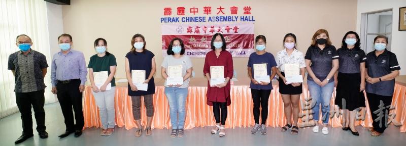 2020年第四届“她的故事”马来西亚妇女节激励文章征选赛,霹雳州际赛得奖者在领奖后与颁奖人合照。左一起是关和贵、蔡文玉、徐晓婷、吕紫薇、李丽萍(吴婉韵的代表)、张宝琼;右一起是马秀兰、杨明珍、唐佩娟、林意亲、范欣慧。
