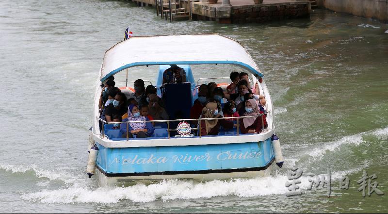 甲河游船不断载客浏览马六甲河风光，部分乘客没有戴口罩。