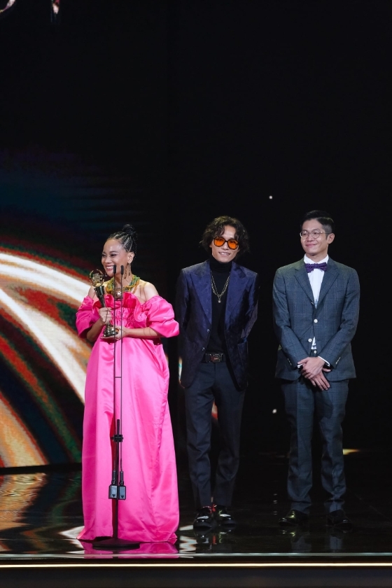 排湾族女歌手阿爆一举拿下年度专辑、原住民专辑奖和年度歌曲奖3奖，成为本届金曲奖大赢家。

