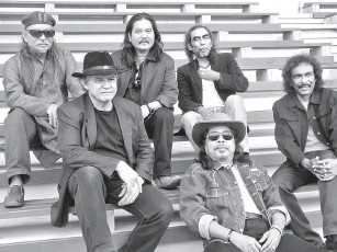 吉姆（右）与Blues Gang另外5名巫裔成员一同追寻音乐梦想。