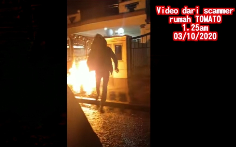 “敲诈集团”将在多玛多住家丢汽油弹纵火的视频传给杰夫。