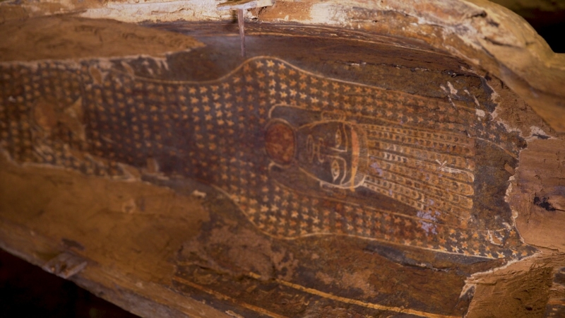 这是9月初在埃及吉萨所拍摄的出土的木棺内部。