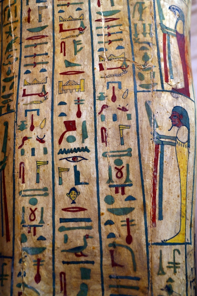 出土木棺上的象形文字清晰可辨。