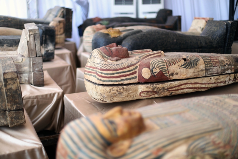这是10月初在埃及吉萨省塞加拉出土的木棺。