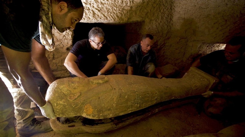 埃及旅游和文物部长哈立德·阿纳尼（左二）与埃及最高文物委员会秘书长穆斯塔法·瓦齐里在吉萨查看出土的木棺。