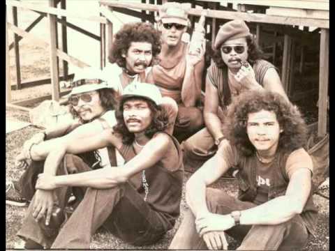 Blues Gang于70年代后期成立，使用森美兰当地方言演唱的“Apo Nak Di Kato”曾经风靡一时。