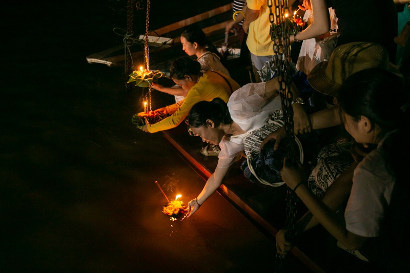 民众在琅勃拉邦城边的湄公河岸放小灯船。

