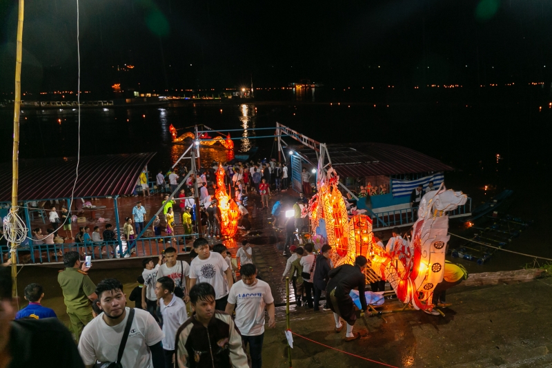民众在琅勃拉邦城边的湄公河岸放龙舟灯船。

