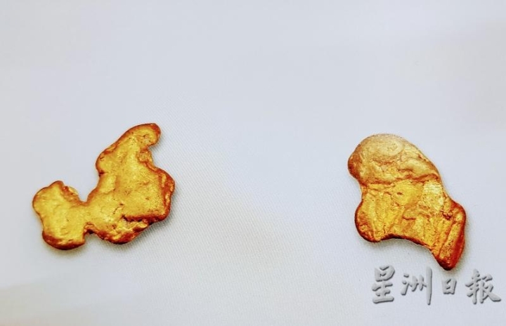 北京华侨历史博物馆珍藏，1849年在美华工淘出的金沙，呈金黄色，小于0.6厘米。在马来半岛上，也有华工早年在深山老林里淘金。