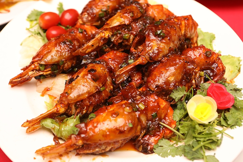 干煎河虾(大头虾),顾客可要求河虾的体积,店家将使用特制酱汁调味与烹煮,让人吃后不停地吮手指。