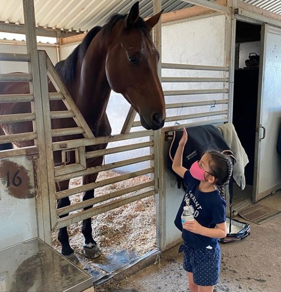 刚过46岁生日的吴彦祖带7岁女儿吴斐然去太太Lisa S.养的马。　