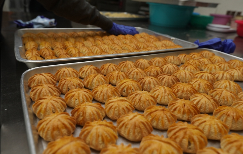 印尼传统糕饼tat bengkulu的馅料有椰丝及凤梨口味,而榴莲口味的馅料则在榴莲季节期间才会推出。