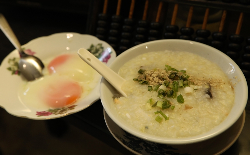 半生熟蛋(左);三皇粥(右)获得顾客的亲睐,有者还从其他地区远道而来品尝。