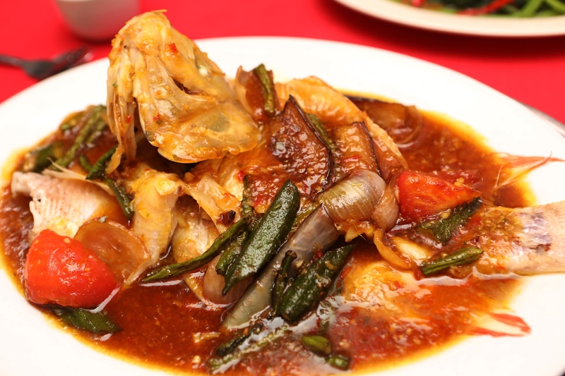 蒸娘惹鱼,店家采用独家特制酱料,搭配茄子、番茄等衬托其味道,让食客吃得更开胃。