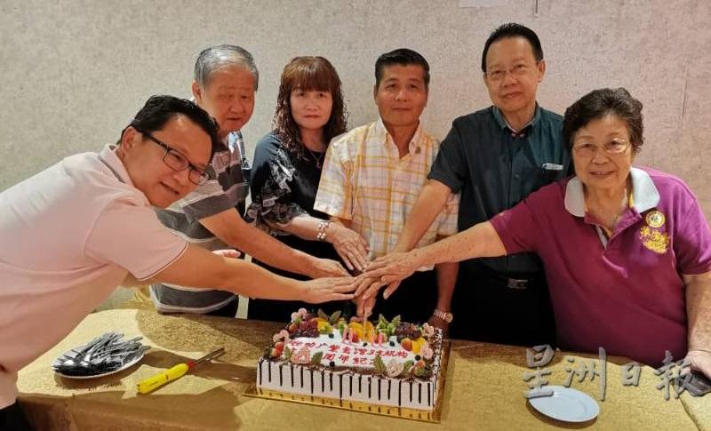 霹雳广肇会馆3大机构庆祝4周年纪念，共切蛋糕。