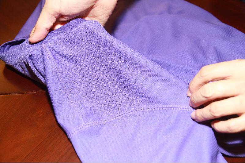 奥林世邦注重产品质量，不仅使用环保染料，确保布料舒适，对于剪裁、车工和压线等产品细节也绝不马虎，让人可以轻易分辨公司生产的衣服。