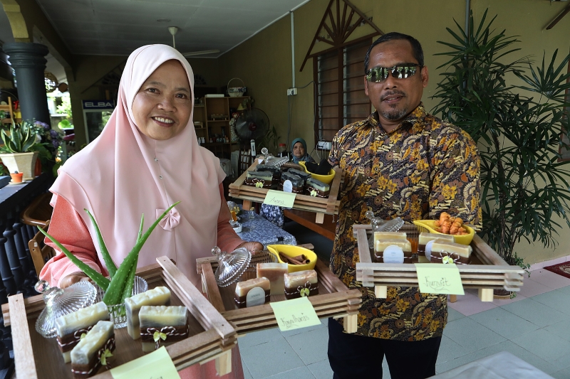 苏米拉(左)利用闲暇时间自制手工香皂,让游客当成手信送给亲友,而不同材料制作的香皂,对肌肤有不同的功效。