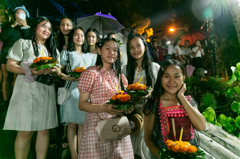 漂亮的小姑娘们排队准备将小花灯放入湄公河，期许冲走疾病和噩运，迎来好运。

