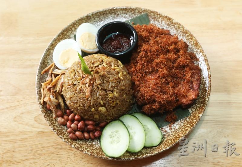 Nasi Lemak Goreng Ayam Berempah RM17.90炒过的椰浆饭配上香料腌制的炸鸡，充满锅气！