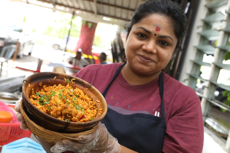 Lucky Corner Serendah餐馆业者希拉佳说,砂锅饭是印裔同胞的美食之一,顾客可选择用鸡肉、鲜虾、沙丁鱼或乌贼为主要食材。