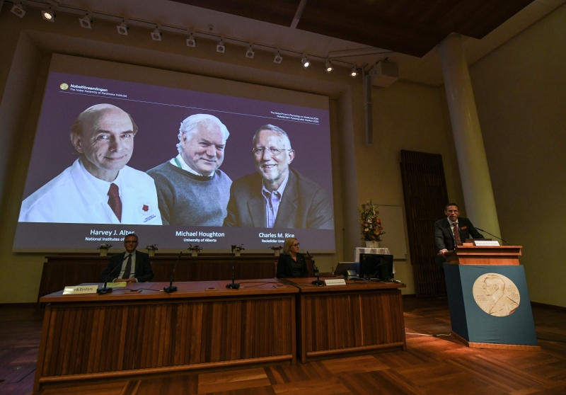 诺贝尔奖委员会总秘书佩尔曼（右）宣布，哈维阿尔特（萤幕上左至右）、迈克霍顿和查尔斯赖斯共同赢得2020年诺贝尔生理学或医学奖，3人将分享1000万瑞士法郎（4530万令吉）。（法新社照片）