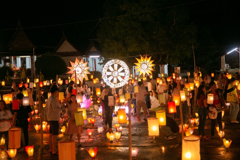 在琅勃拉邦的街道上，到处可以看到灯笼。

