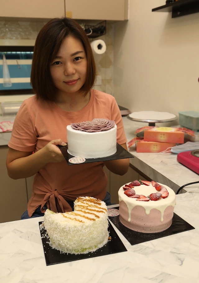 陈雪晶热爱烘培,并将作品上传到社交媒体,让有意订购者透过脸书联系她,以进一步洽谈蛋糕款式或提出其他要求。