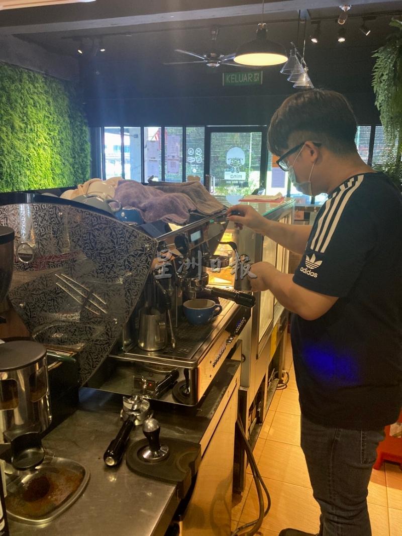 韩家俊曾赴台湾进修咖啡与餐饮管理课程，也会不定期到台湾考察，以获取最新的餐饮资讯。