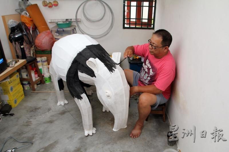 陈智盛通过扎作醒狮头的手艺，发挥到动物造型上。
