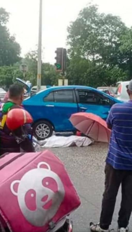 送餐员的摩托车与轿车猛撞，导致他当场死亡。