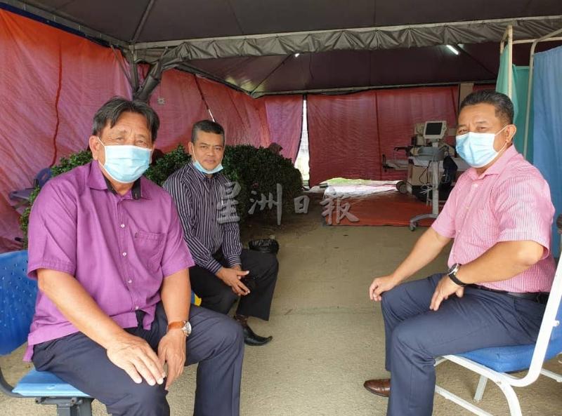 穆查法（左）和穆萨（右）已受到卫生局的传召，赶到新古毛医院进行检测。