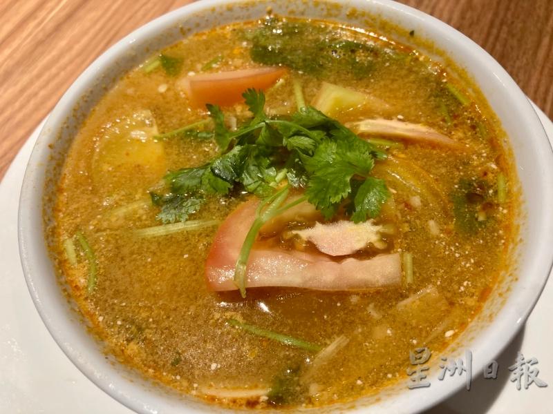 酸酸辣辣的泰式酸辣汤饭吃起来特别开胃。