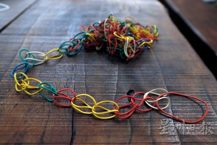 以前的小孩喜欢收集橡皮圈，然后制作一环一环的橡皮圈跳绳。