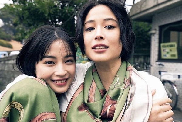 广濑铃和亲姊广濑爱丽丝都是日本当红女星。