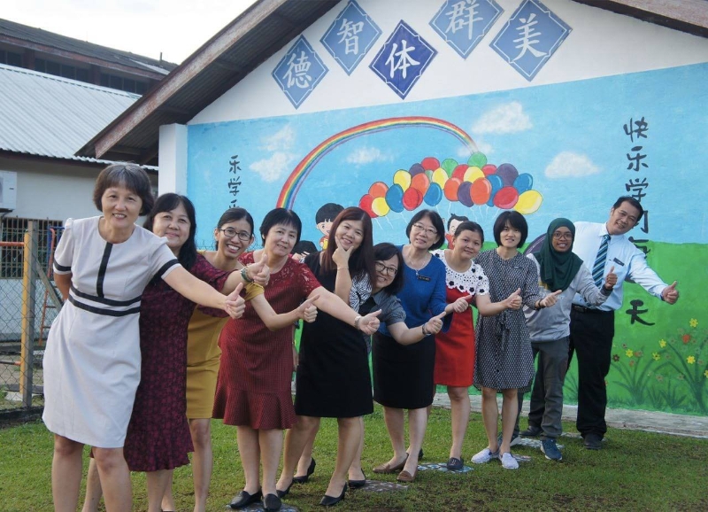 在峇株巴辖安宁学校执教的王韦雯（左三），获得校长林财成（右一）和老师们的支持和协助，积极在校内推行开放式教学法。