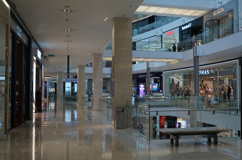 PAVILION购物中心人潮大不如前，业者开始担心是否能继续营业下去。（马新社）

