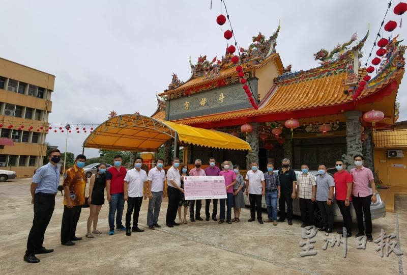 黄崇洸(左七)率领一众人士,移交支票。左起为刘俊达、杨振忠、林妏蔚、杨永汉、王百万、孙诗群,右起为李政业、黄富量、石传伟、黄养德、刘建壮、郑真明、梁永康、王宝珍、张亚福、孙诗传、杜成顺及陈怡妗。