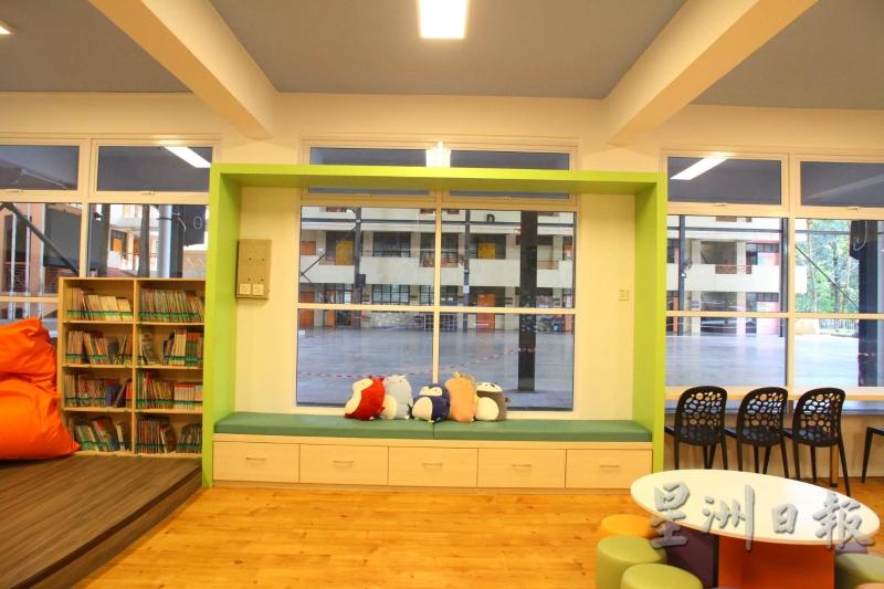 落地玻璃窗能透视教室，让图书馆不再孤立，达到空间沟通效果。