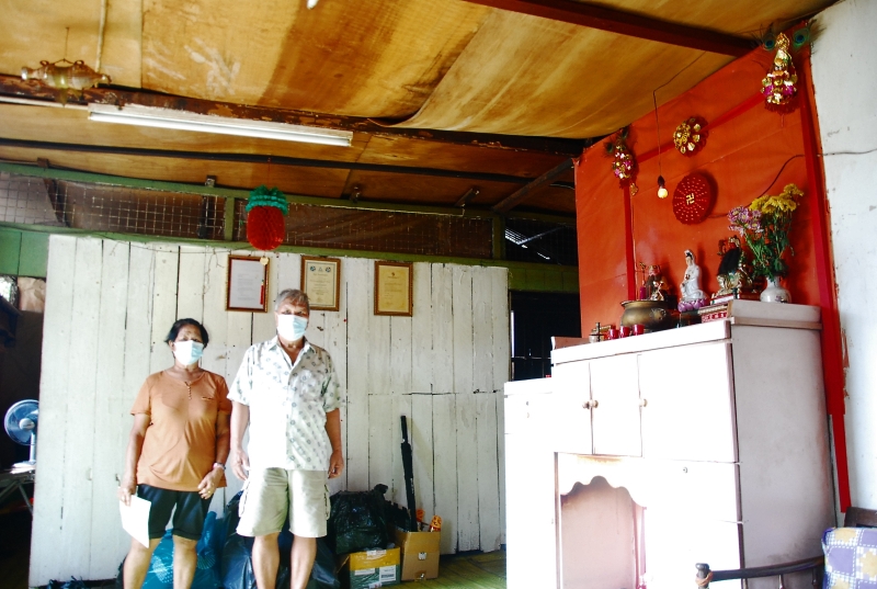 丘春来及梁金凤居住在这木屋里已数十年，数十年来面对屋顶漏水、木墙被白蚁严重蛀食等危险情况。