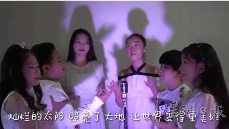 孩子们以纯真歌声演唱“One World Together”。 孩子们以纯真歌声演唱“One World Together”。
