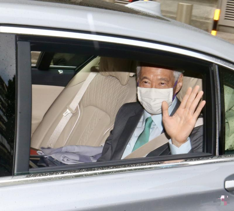 李显龙总理起诉博客梁实轩诽谤的案件周二开庭，总理上午约9时40分乘车抵达最高法院。